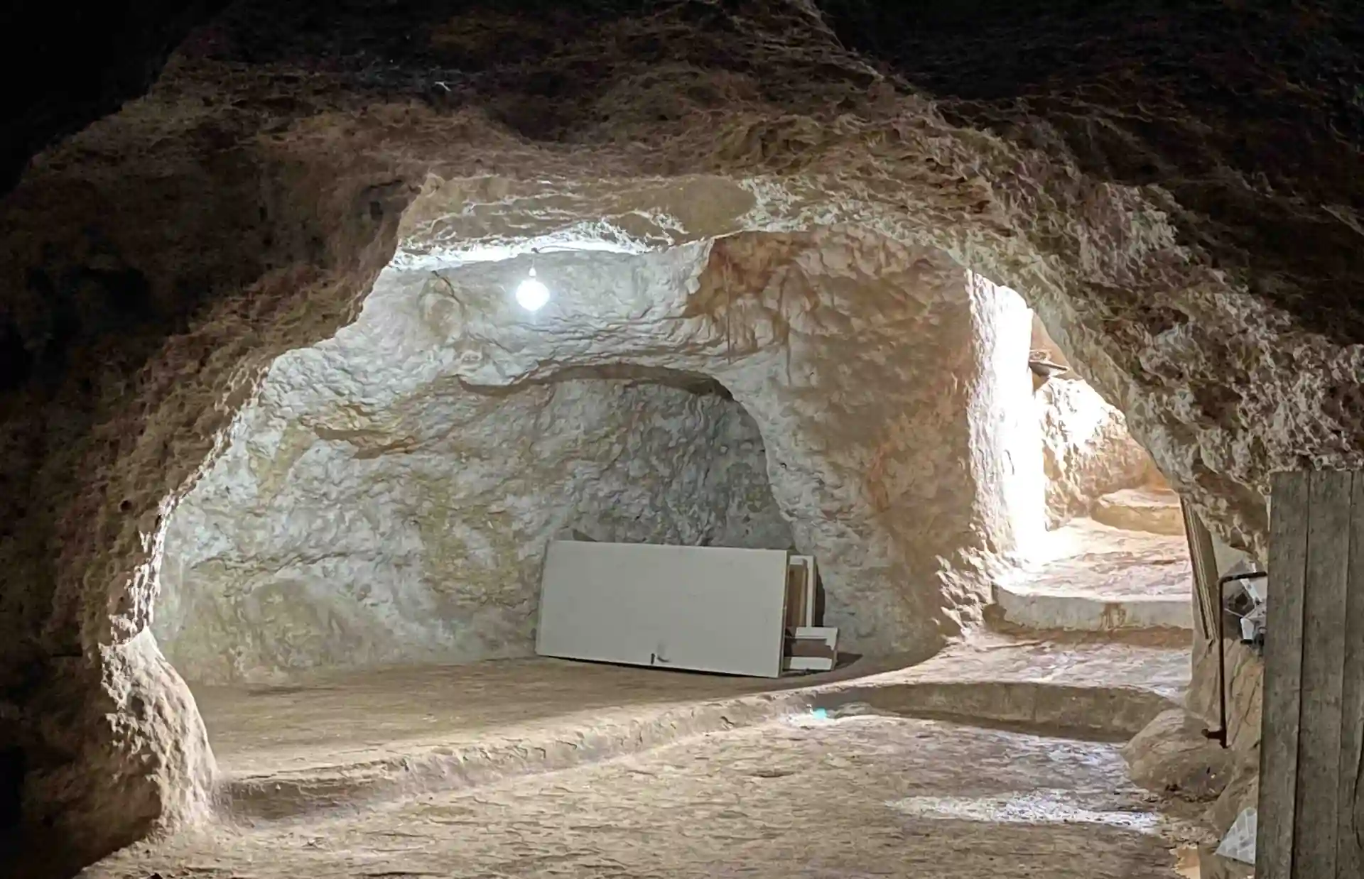 Camere-grotta collegate e non rifinite, aperte verso la luce del giorno