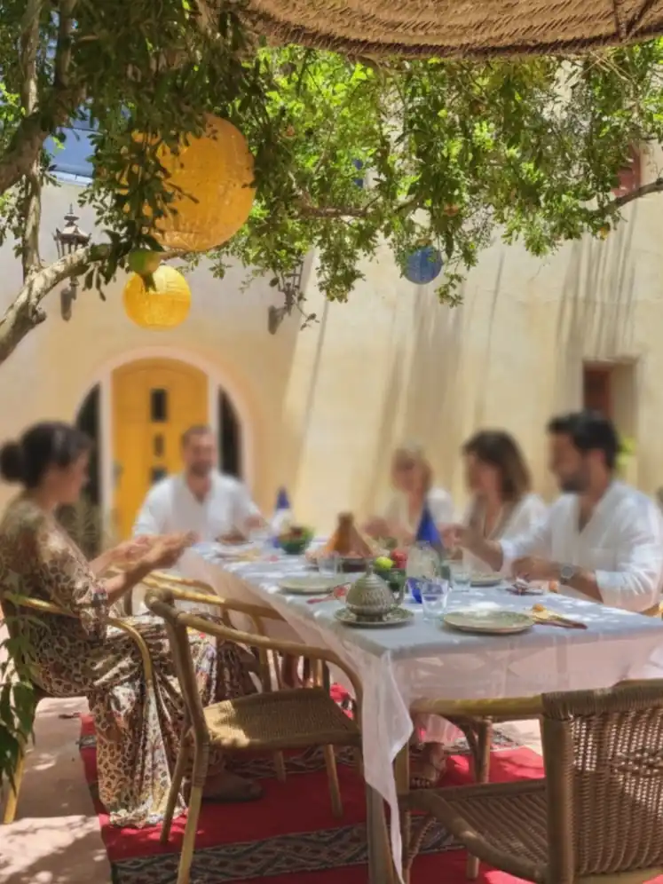 Piatti marocchini serviti all'aperto sotto gli alberi a Bhalil