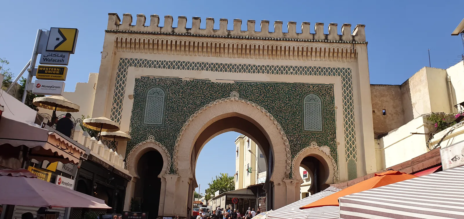 واجهة باب بوجلود المكسوّة بالزليج الأزرق المخضرّ عند مدخل مدينة فاس العتيقة