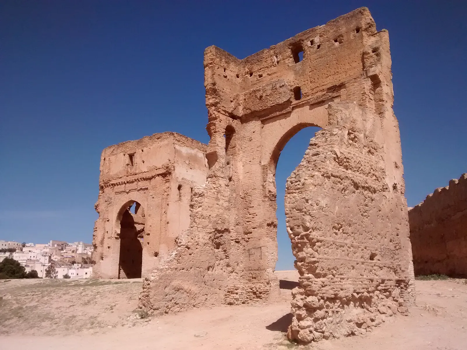 أطلال ضخمة متآكلة للقبور المرينية فوق فاس