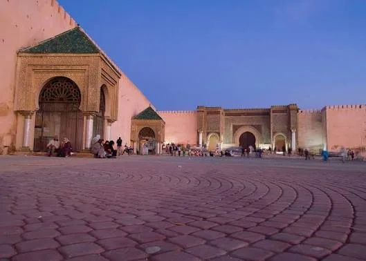 ساحة الهديم وأبواب مكناس الضخمة عند الغسق