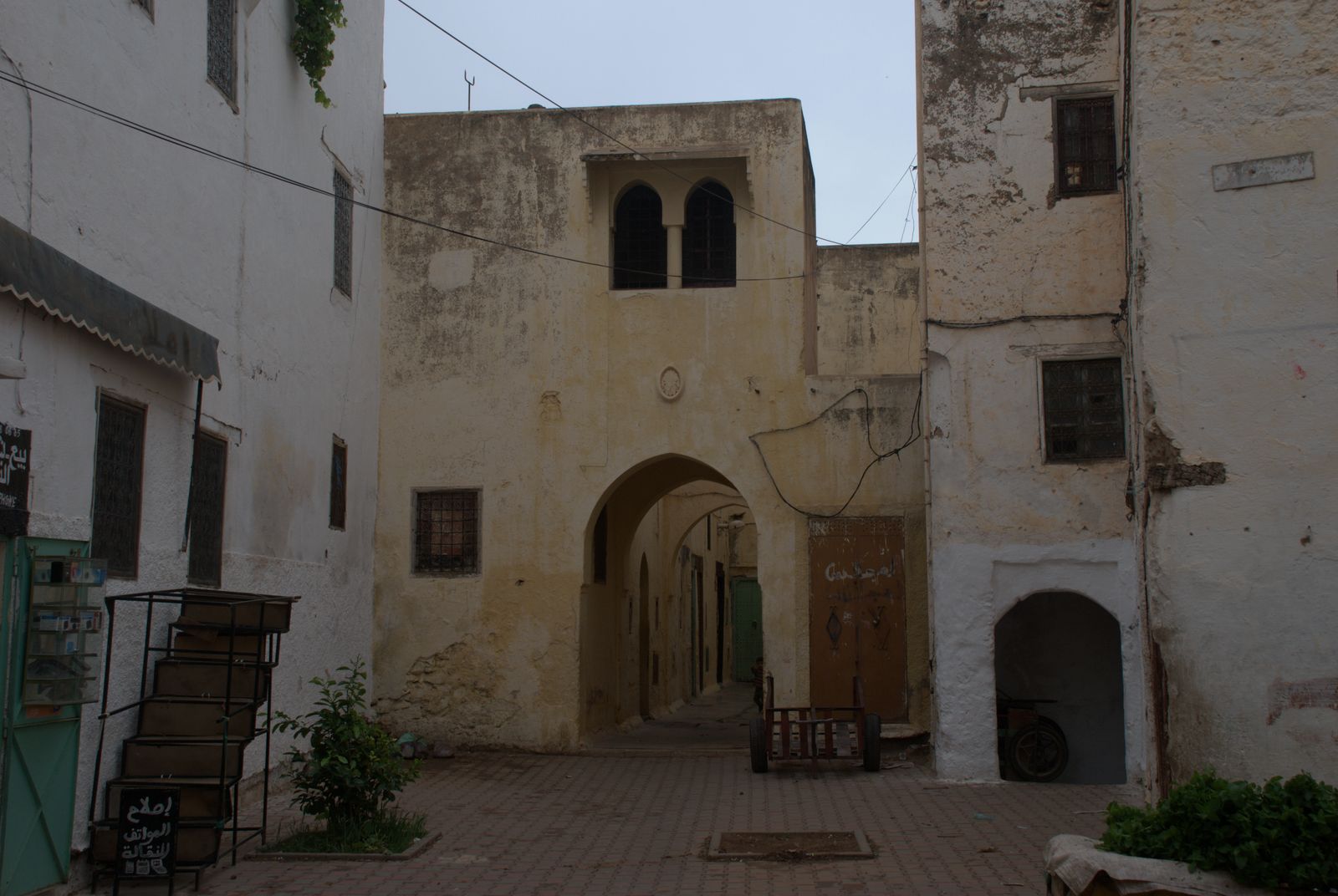 Whitewashed residential passage and arch inside Sefrou medina